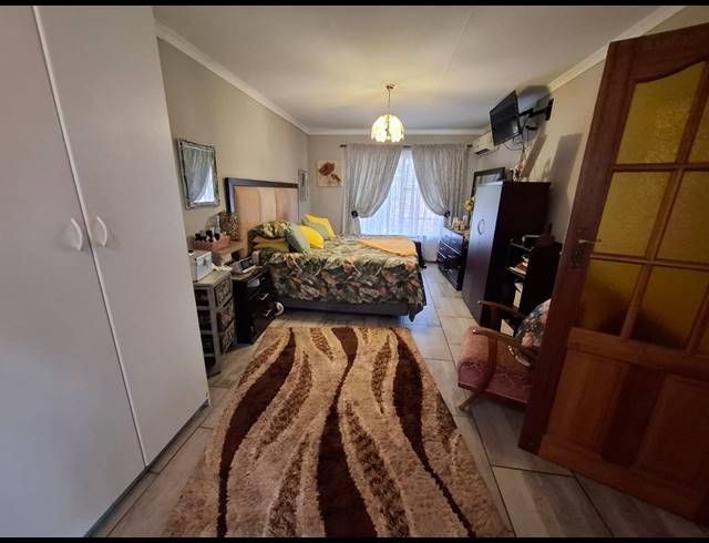 2 BEDROOM HOUSE FOR SALE IN VANDERBIJLPARK SW 5